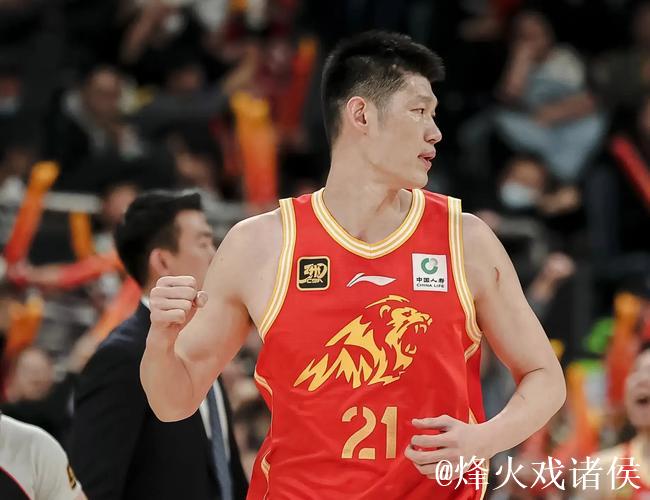 胡金秋正面封盖，强势拒绝莫兰德的篮下突破。